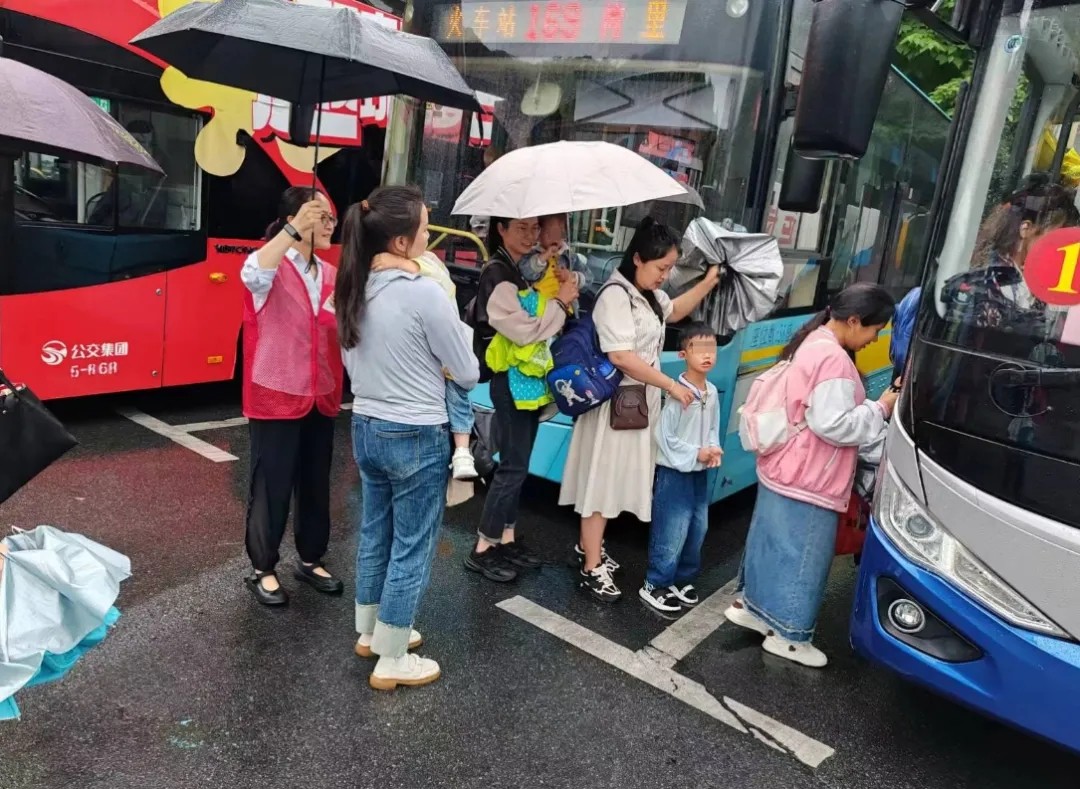 都市城際公交:六一前夕送愛(ài)心