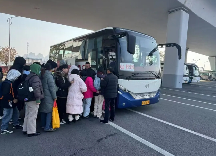 九江長運(yùn):廬山春節(jié)期間游客如織 九江長運(yùn)全力保障游客出行