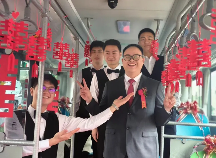 撫州長(zhǎng)運(yùn):公交車變“婚車” “低碳”環(huán)保又時(shí)尚