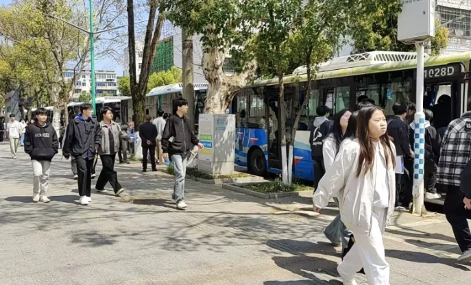 吉安公司:助力春日考試 護送師生安全出行